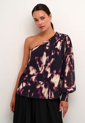 Asymmetrische top met één schouder in donkerpaars en crème, met een vloeiende mouw, abstracte print en textuurstof met subtiele glans.