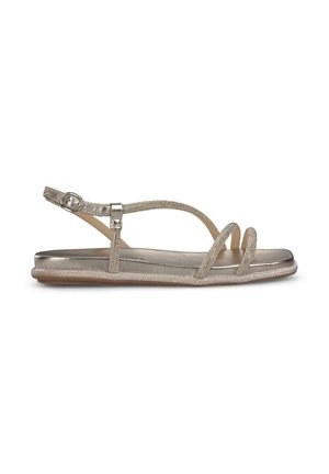 Sandali metallici dorati con suola piatta, cinturino alla caviglia regolabile e parte superiore intrecciata testurizzata con accenti decorativi di perline.