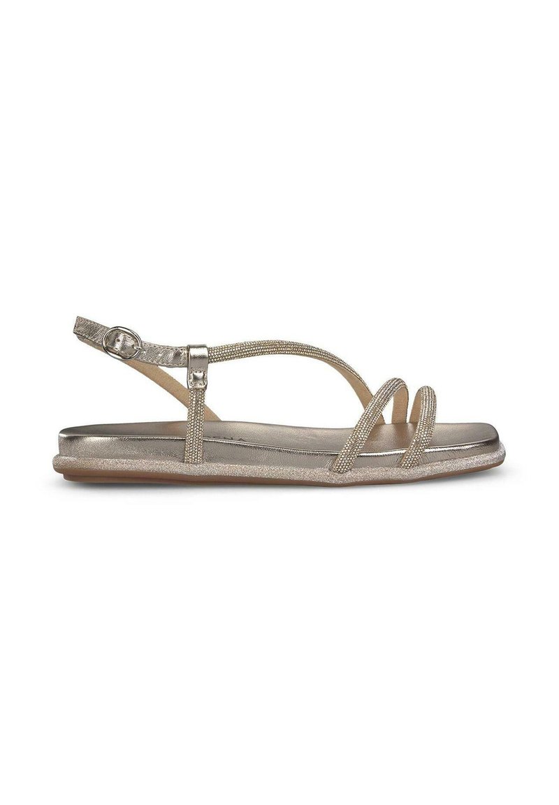 Gouden metallic sandalen met een platte zool, verstelbare enkelband en een gegarandeerde bovenkant met tekstuur die is voorzien van decoratieve kraalaccenten.