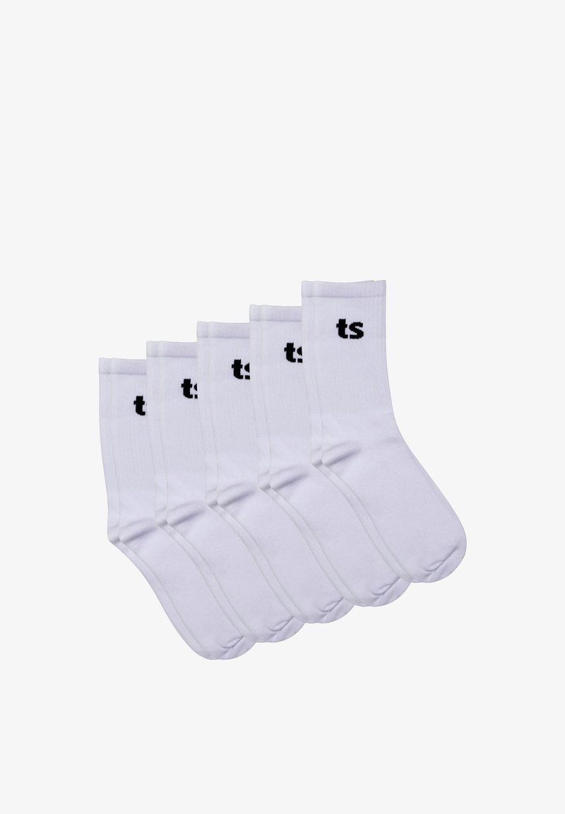 Six paires de chaussettes blanches montantes alignées, chacune avec des lettres noires "ts" près du haut du revers.