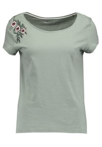 Lys grøn kortærmet t-shirt lavet af bomuld, med blomsterbroderi på venstre skulder og rund hals. 
