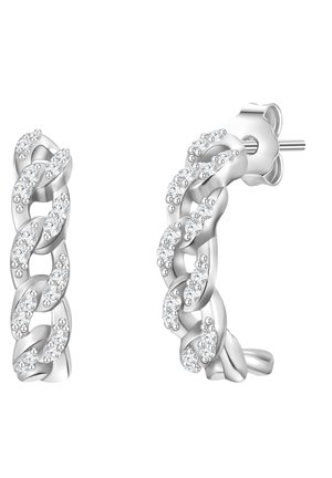 Pendientes de aro de plata con un diseño de cadena trenzada. Presentan piedras preciosas brillantes dispuestas en un patrón a lo largo de la superficie.