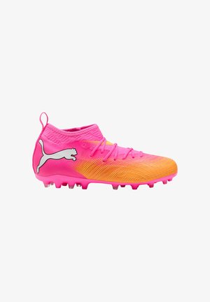 Tachetă de fotbal înaltă, roz aprins și portocaliu, cu șireturi și logo Puma alb pe călcâi, concepută pentru joc pe teren ferm.
