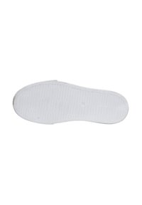 Suela de zapatilla de goma blanca con una superficie texturizada, que cuenta con ranuras horizontales y verticales para mayor tracción, puntera redondeada y una hendidura circular en el centro.
