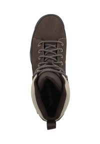 Hnědá kožená bota s texturovaným povrchem, kulatou špičkou a kontrastním světlejším materiálem na límci. Obsahuje vzorované šňůrky a logo uvnitř.