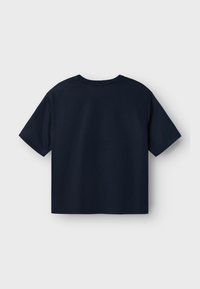 Krótki rękaw, granatowa koszulka z teksturowanym wykończeniem, okrągły dekolt i luźny krój. Brak widocznych znaków towarowych lub dodatkowych szczegółów.