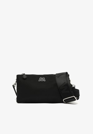 Sort nylon crossbody taske med sølvhardware. Har en justerbar rem og et fremtrædende "M"-logo foran. Lynlåset hovedrum.
