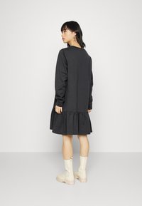 ONLY Petite ONLDREAMER LIFE FLOUNCE - Vestido de dia - phantom