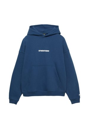 Hanorac bleumarin cu glugă, buzunar frontal tip marsupiu și text alb „STWDSTUDIO” centrat pe piept.