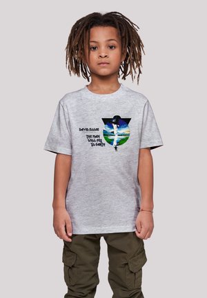 Graues Baumwoll-T-Shirt mit einem grafischen Druck eines Mannes mit Hut, umgeben von Landschaften, mit dem Text "David Bowie The Man Who Fell to Earth."
