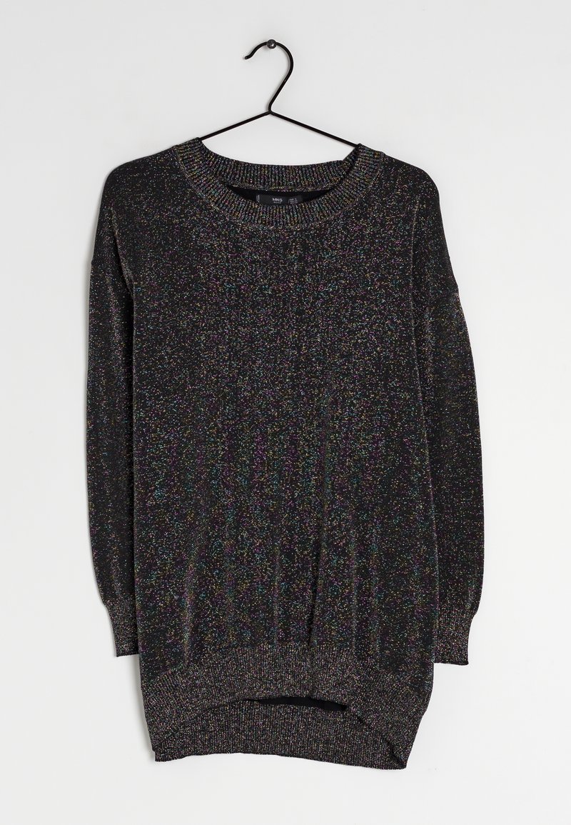 Pull noir à manches longues avec des fils métalliques, encolure ronde, poignets et ourlet côtelés, présentant une coupe ample et des fentes latérales.