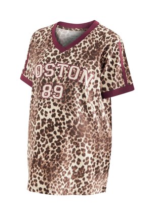 Camiseta de maternidad en tejido suave, con un estampado de leopardo en tonos marrón y crema. Escote en V burdeos y puños de las mangas con la impresión "BOSTON 89".