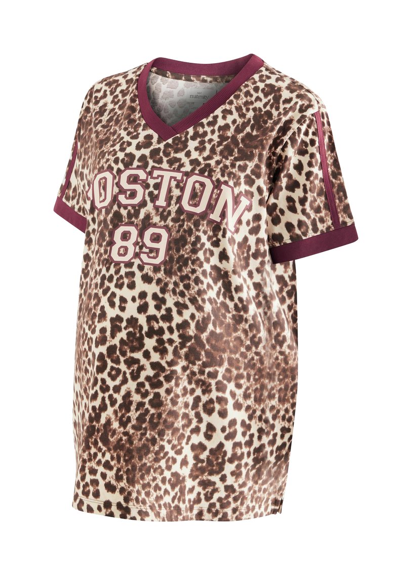 Mødre-t-shirt i blødt stof med et leopardmønster i brun og creme. Bourgogne V-hals og ærmekanter med "BOSTON 89" tryk.