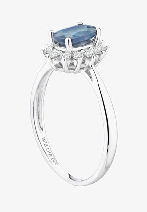 Srebrn prstan z ovalnim modrim dragim kamnom, obdan z majhnimi prozornimi diamanti, z gladkim trakom in podrobno nastavitvijo z zobci.