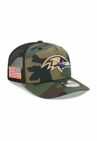 Tarnmuster-Baseballmütze mit schwarzem Netzrücken, ausgestattet mit einem bestickten Logo der Baltimore Ravens und einem kleinen Aufnäher der amerikanischen Flagge.