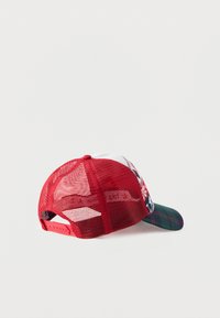Gorra de malla roja con visera de cuadro verde, correa ajustable y patrones decorativos en blanco y azul en la parte delantera.