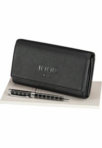 Črn usnjen denarnica z teksturirano površino, ki vključuje embosirani logo "JOOP! JEANS", v kompletu s srebrnim in črnim Peresom na blokcu.