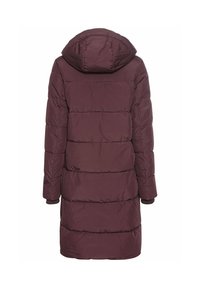 Bordeaux pufferjack met een capuchon, voorzien van een quilted ontwerp en elastische manchetten. Middellange lengte met horizontale stiksel voor isolatie.