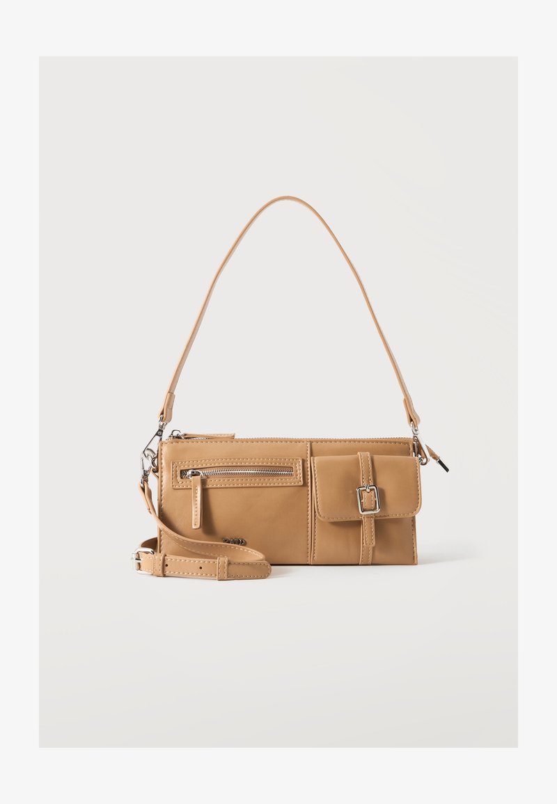 Sac à main en cuir marron clair avec deux poches avant, une avec une fermeture éclair et une avec une boucle, et une bandoulière amovible.