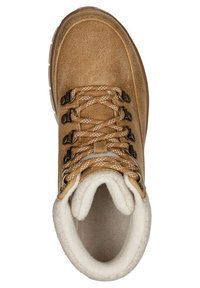Bota de senderismo de cuero marrón con un cuello acolchado, ojales de metal y cordones beige. Interior revestido con un material blanco suave, diseñado para la durabilidad.