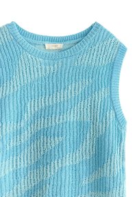 Blå stickad ärmlös topp med ett strukturerat mönster, med rund hals och varierande nyanser av blått i vågiga ränder. Märkt inuti.