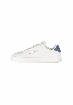 Basket basse blanche avec des lacets blancs, languette de talon en daim bleu et logo Tommy Hilfiger sur le côté.