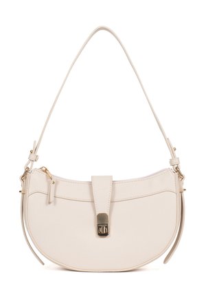 Roomkleurige leren handtas in halvemaanvorm met verstelbare schouderriem en goudkleurige sluiting aan de voorkant.