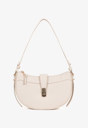 Roomkleurige leren handtas in halvemaanvorm met verstelbare schouderriem en goudkleurige sluiting aan de voorkant.