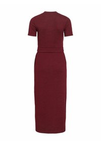 Robe bordeaux à manches courtes longueur cheville vue de dos, taille cintrée, jupe droite, sans fermetures ni motifs visibles.