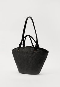 Schwarz geflochtene Handtasche mit einem strukturierten, kantigen Design, ausgestattet mit langen Griffen und goldfarbenen Hardware-Akzenten. Die strukturierte Oberfläche verleiht Tiefe.