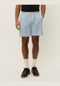 Blå og hvide stribede shorts med elastisk talje og snøre, der har sidelommer og en afslappet pasform.
