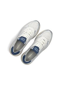 Witte sneakers met een gestructureerde bovenkant, blauwe accenten en ronde veters. Bevat een honingraatpatroon en een beige zool. Merknamen zichtbaar van binnen.