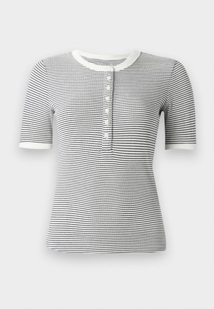 Camisa henley de mangas curtas listrada em preto e branco, com colarinho arredondado, frente abotoada e design ajustado com textura canelada.