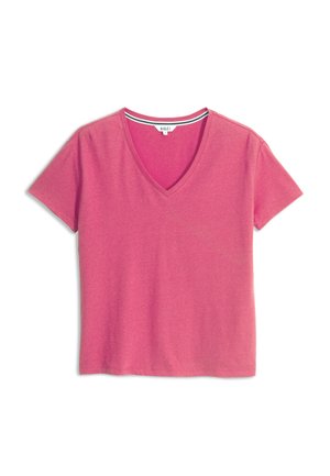 T-shirt rose à manches courtes et col en V, avec une petite étiquette à l'intérieur du col, présenté sur un fond blanc.