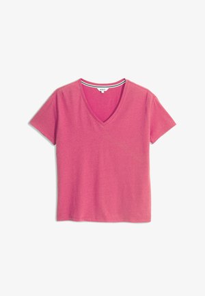 T-shirt rose à manches courtes et col en V, avec une petite étiquette à l'intérieur du col, présenté sur un fond blanc.