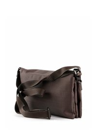 Sac bandoulière en tissu marron avec rabat pliant, sangle réglable et surface texturée. Dispose d'une fermeture magnétique et de coutures soignées.