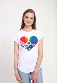 Bílý bavlněný tričko srdce designem v duhových barvách a „HAKUNA MATATA“ tučným námořnickým písmem. Krátké rukávy, volný střih.