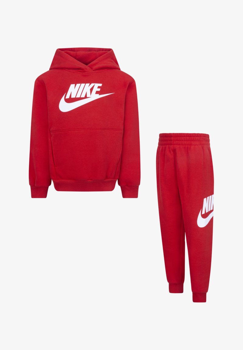 Κόκκινο φούτερ Nike με λευκό λογότυπο, κανγκουρό τσέπη και ριμπ μανσέτα. Συμβατά κόκκινα φόρμα με λευκό λογότυπο, ελαστική μέση και στενές μανσέτες.