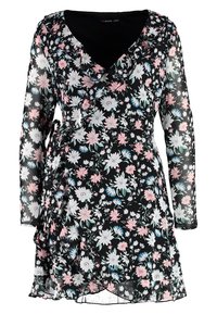 Vestido envolvente floral con mangas largas, escote en V y fondo negro con patrones de flores en rosa, blanco y azul; textura translúcida.