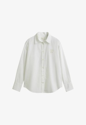 Chemise blanche à manches longues avec col, rayures verticales discrètes et petit logo brodé sur le côté gauche de la poitrine.