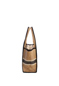 Bolso tote tejido de paja con rayas horizontales negras y blancas, ribete negro y asas largas sobre fondo blanco.