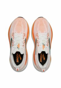 Bele športne čevlje bele barve z oranžnimi in teal poudarki, mrežasti zgornji del, okrogla konica in ravne vezalke. Imajo logotip blagovne znamke na jezičku in vložkih.