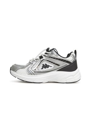 Srebrno-czarny sportowy sneaker z białą podeszwą, siateczkową i syntetyczną cholewką, wiązaniem na sznurowadła oraz logo z boku, pokazany z widoku bocznego.