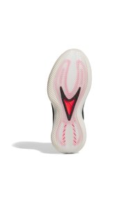 Pohja mustasta urheilu kengästä, jossa on läpinäkyvä valkoinen ulkopohja, joka sisältää vaaleanpunaisia yksityiskohtia ja mustan ja punaisen V-muotoisen suunnittelun keskellä.