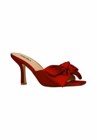 Rode satijnen hoge hakken muilen met een oversized strikdetail aan de voorkant, open teen ontwerp en een slanke stilettohak.
