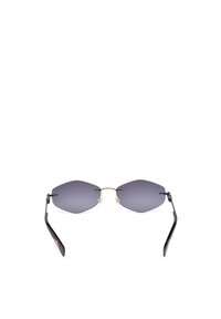 Lunettes de soleil élégantes sans monture avec verres hexagonaux foncés et branches fines noires sur fond blanc.