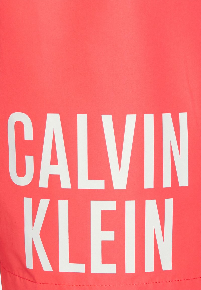 Herren Badehosen | Calvin Klein Swimwear MEDIUM DRAWSTRING Badeshorts coral crush/rot - GK18445 Herren Badehosen | Calvin Klein Swimwear MEDIUM DRAWSTRING Badeshorts coral crush/rot - GK18445