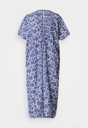 Blå og hvit mønstrete kaftankjole, kort erme, løs passform, knelengde, med blomster- og geometrisk design og rynkede detaljer.