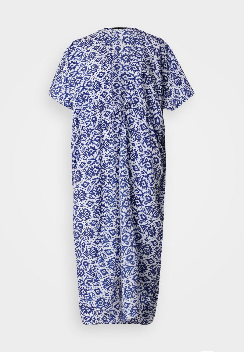 Robe kaftan bleu et blanc à motifs, manches courtes, coupe ample, longueur genou, présentant un design floral et géométrique avec des détails froncés.