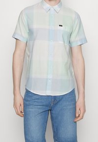 Kurzärmeliges kariertes Hemd in pastellblauen, grünen und weißen Farbtönen, mit einem Button-Down-Kragen und einer Brusttasche mit Markenlogo.